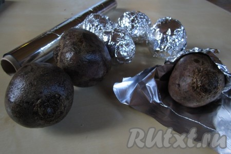 Свёклу вымоем и завернём по одной в пищевую фольгу. Запекаем в духовке при 180 градусах &nbsp;1-1,5 &nbsp;часа (время запекания зависит от размера свёклы).
