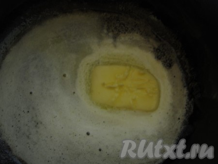 В кастрюле или сковороде с толстым дном растопим кусочек сливочного масла.