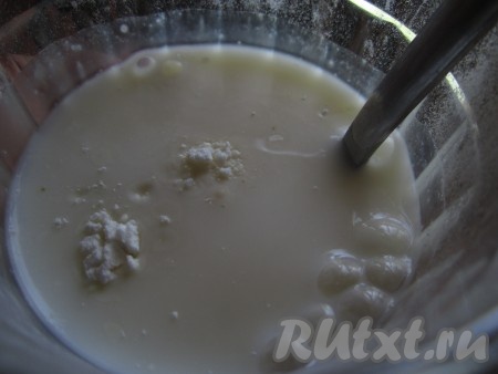 В холодном молоке размешиваем крахмал (или муку).