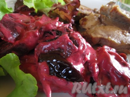 Яркий и ароматный гарнир из свёклы с черносливом в сметанном соусе готов!