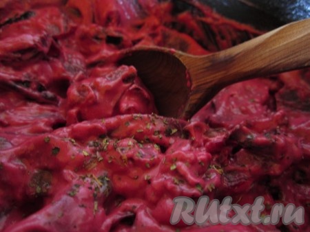 Яркий и ароматный гарнир из свёклы с черносливом в сметанном соусе готов!
