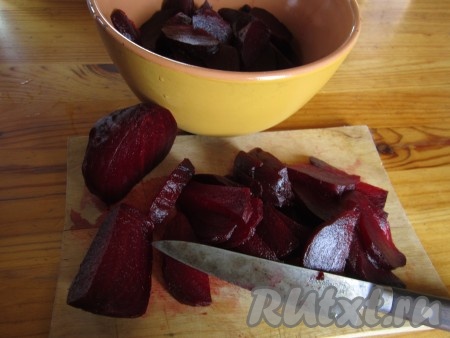 Готовую свёклу очищаем от кожицы и нарезаем тонкими дольками.
