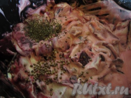 Добавляем в свёклу с черносливом сметану, немного базилика и кориандра. Солим по вкусу (мне хватило 1/2 чайной ложки соли). Перемешиваем и тушим ещё минут 5-10, помешивая.
