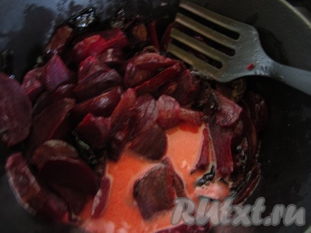 Заливаем свёклу и чернослив молоком с крахмалом (мукой) и доводим до кипения. Соус должен загустеть.