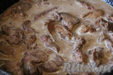 Влить сливки, перемешать, накрыть крышкой и томить куриную печень на медленном огне 3-5 минут. Затем разрежьте кусочек печени, если разрез будет без примесей крови, значит печёнка готова (если есть примеси крови в разрезе, тогда протушите на минимальном огне ещё пару минут).