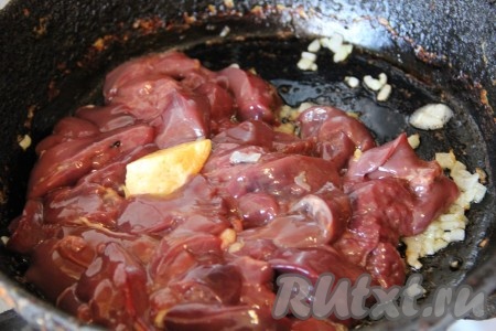 Лук очистить, мелко нарезать, выложить на сковороду, разогретую с растительным маслом, и обжарить его до золотистого цвета на среднем огне, помешивая (на это потребуется минуты 3-4). Куриную печень промыть, срезать прожилки, обсушить печёнку бумажным полотенцем. Когда лук станет золотистым, добавить к нему печень и сливочное масло, обжаривать 3-4 минуты, иногда перемешивая. Затем выложить рубленный чеснок, перемешать.