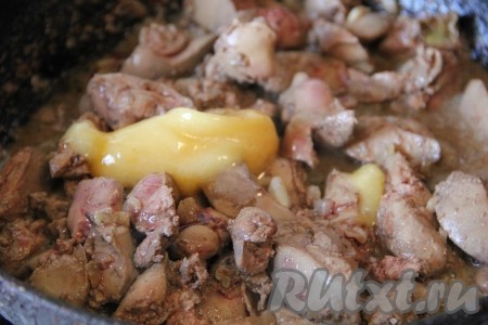 Добавить мёд и соевый соус, перемешать и жарить печёнку, периодически перемешивая, минуты 3. За это время соево-медовый соус должен равномерно распределиться по куриной печени и стать однородным.