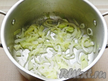 В кастрюле с толстым дном разогреть масло и обжарить лук до прозрачности. Добавить чеснок и обжарить вместе около 1 минуты.