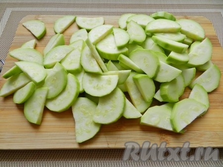 Кабачки нарезать кусочками.
