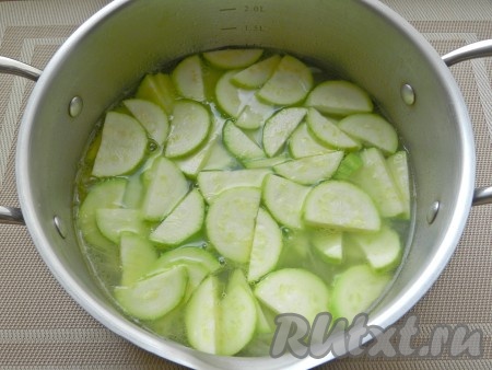 Выложить в кастрюлю кабачки, довести до кипения и варить еще 5 минут.
