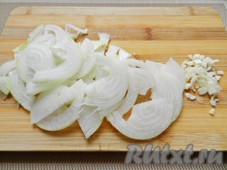 Лук нарезать полукольцами, чеснок нарезать мелко.