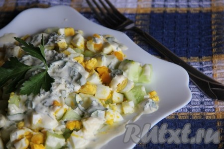 Салат из огурцов, яиц и сметаны