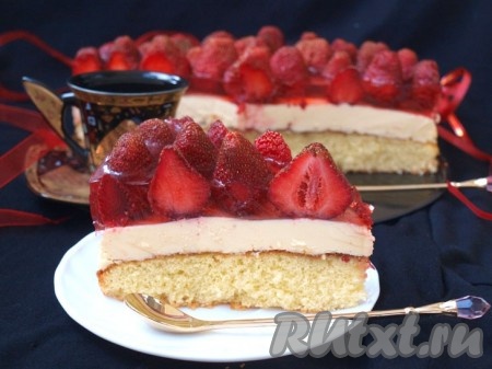 Нарезать готовый аппетитный и очень вкусный торт с клубникой и сливками.
