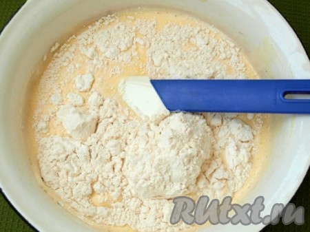 Бисквит следует испечь заранее, чтобы он, как говорят, "созрел". Яйца вылить в чашу комбайна и взбивать, пока они не увеличатся в 2-3 раза, это займёт минут 5. Затем постепенно подсыпать сахар и взбивать, пока сахар не растворится. Перелить массу в миску и подсыпать просеянную муку.
