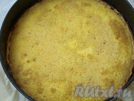 Духовку разогреть до 180 градусов и выпекать бисквит 25-30 минут. Форму с бисквитом перевернуть вверх дном, поставить на стаканы или чашки созревать. Спустя 10-12 часов бисквит пропитать ирландским ликёром (можно сиропом). Чтобы было не приторно сладко, ликёр разбавить водой.
