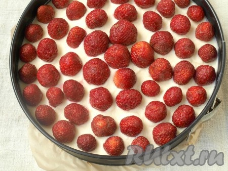 Клубнику вымыть, удалить чашелистики. Выложить клубнику острой частью к верху, слегка вдавливая в крем.
