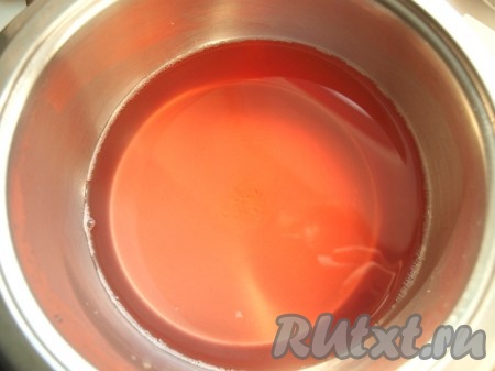 Желе для торта развести, согласно инструкции на упаковке. Можно также использовать обычное желе, но разводить его не так как указано на упаковке, а брать жидкости в 2 раза меньше. Обычно мне хватает упаковки 90 грамм, которую я развожу не на 400 мл, как указано, а на 200.
