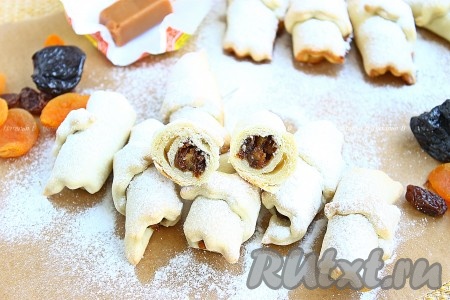 Готовые мягкие, в меру сладкие рогалики с сухофруктами охладить и посыпать сахарной пудрой. Такая выпечка украсит чаепитие и понравится и деткам, и взрослым!