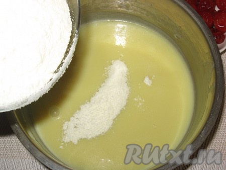 Затем в теплую масляно-сгущенную массу добавить ваниль и сухое молоко, тщательно перемешать (я немного "пробила" блендером) - должна получиться мягкая, пластичная масса.