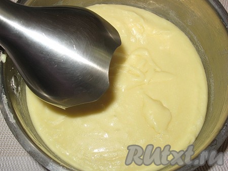 Затем в теплую масляно-сгущенную массу добавить ваниль и сухое молоко, тщательно перемешать (я немного "пробила" блендером) - должна получиться мягкая, пластичная масса.