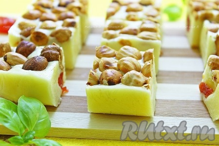 Хранить наивкуснейший и очень нежный десерт "Бурфи" в холодильнике.
