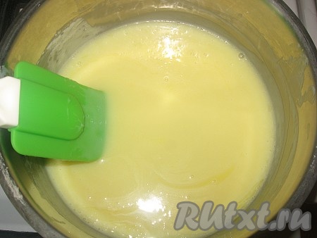 В кастрюльку выложить масло и сгущенку, поставить на небольшой огонь и, постоянно помешивая, довести до полного растворения масла, снять с огня.