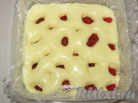 И, как бы, "утопить" ее, вдавливая в массу.
