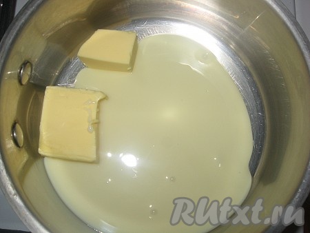 Вишню вымыть, залить кипятком и оставить минут на 15, затем обсушить. Орехи обжарить на сухой сковороде или в духовке, очистить.

В кастрюльку выложить масло и сгущенку, поставить на небольшой огонь и, постоянно помешивая, довести до полного растворения масла, снять с огня.