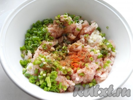 Добавить соевый соус, имбирь, соль, черный и красный молотый перец, влить растительное масло и водку.