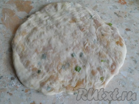 И также накрыть оставшуюся часть лепешки с мясом. Края залепить. После этого, придавливая руками, постараться сформировать круглую лепешку, как можно тоньше (возможно, немного прорвется - ничего страшного).
