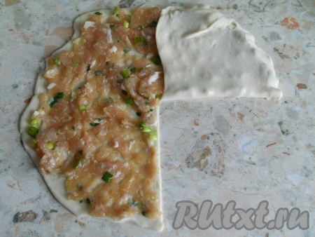 От края до центра сделать надрез и накрыть тестом часть начинки.