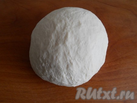 Замесить тесто. Тесто следует хорошо вымесить, чтобы оно стало эластичным и однородным.