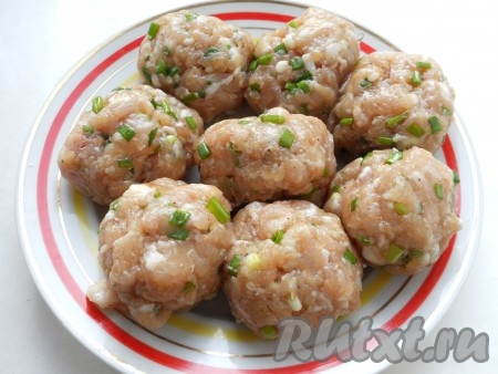 Фарш хорошенько перемешать. Разделить на 8 частей.