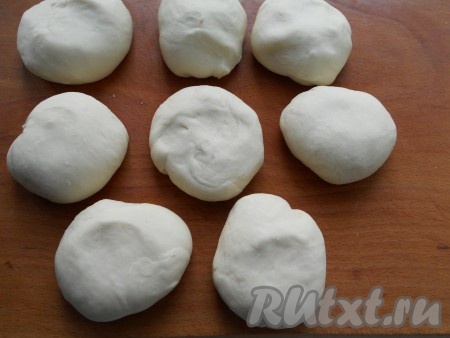 Тесто также разделить на 8 частей и скатать в шарики.