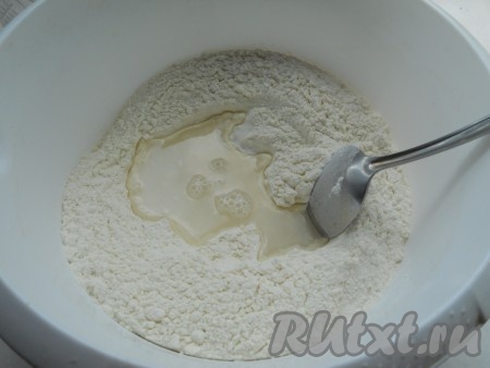 Муку просеять в глубокую миску, добавить соль и теплую воду.&nbsp;