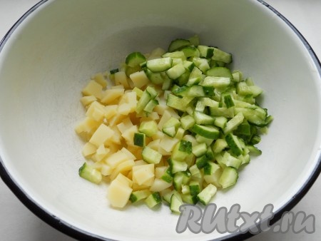 Картофель отварить, не очищая от кожуры (на варку потребуется минут 20-25 с начала кипения воды), остудить, очистить и нарезать на небольшие кубики. Добавить свежие огурцы, нарезанные на небольшие кубики.
