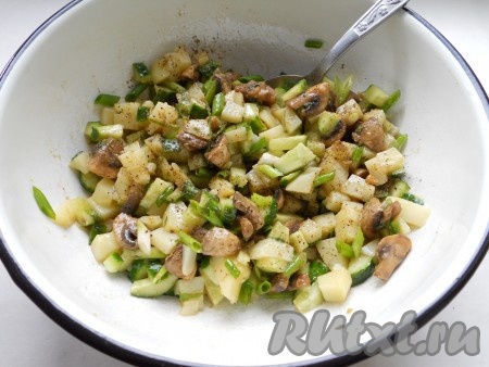 Картофельный салат с грибами посолить, поперчить, влить растительное масло, добавить горчицу, хорошо перемешать.
