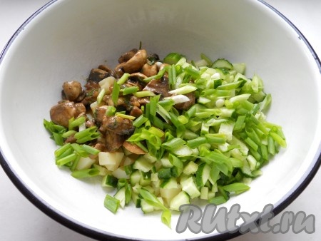 Лук зелёный измельчить и добавить к остальным ингредиентам.

