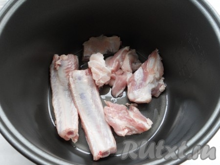 Грудинку порезать средними кусочками. В чашу мультиварки влить растительное масло и выложить грудинку. Выставить режим "Жарка" на 10 минут.
