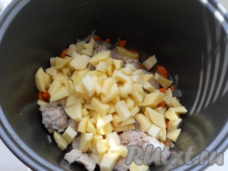 Далее добавить порезанный кубиками или небольшими кусочками картофель.