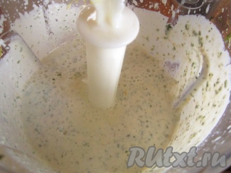 Добавить к лимону и мяте в стакан блендера творог, сахар и немного холодного молока и хорошо измельчить.