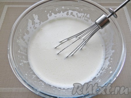 Влить молоко, перемешать до однородности. Перелить в кастрюлю и поставить на средний огонь.