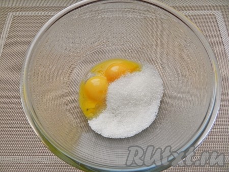 В глубокую миску (или в чашу миксера) выложить яичные желтки, всыпать сахар.
