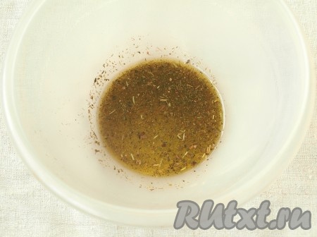 В мисочке смешать растительное масло, соль и специи. В качестве специй я взяла сушёные средиземноморские травы. Специи можно выбрать по своему вкусу.