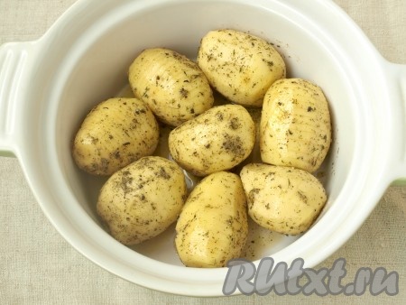 Картофель тщательно перемешать с ароматной масляной смесью и выложить в форму для запекания. Лучше всего взять стеклянную или керамическую форму для запекания, если же используете металлическую, тогда перед выкладыванием картошки застелите её пергаментом.