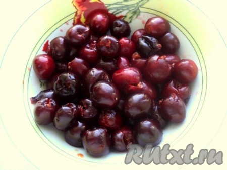 Черешню вымыть, обсушить, вынуть косточки, слить образовавшийся сок. Часть черешни с хвостиками оставить для украшения.
