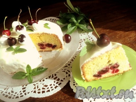 Пирог с черешней, приготовленный по этому рецепту, получается необыкновенно вкусным. Попробуйте, выпечка с ягодами и сливками - беспроигрышный вариант.
