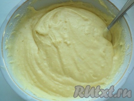 Затем добавить муку, смешанную с разрыхлителем теста. Осторожно размешивать ложкой сверху вниз.