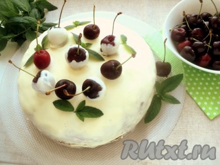 Остывший пирог смазать кремом со всех сторон, украсить черешней и листиками свежей мяты.
