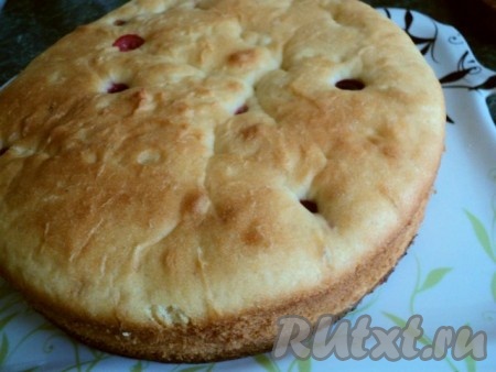 Дно формы (диаметр 20 см) застелить бумагой для выпечки, смазать маслом. Выложить ½ теста, сверху разложить половину черешни. Затем вылить оставшееся тесто и снова выложить черешню, утопив ее в тесто. Выпекать при температуре 175 градусов 60 минут. Готовый пирог остудить.
